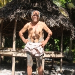 Der 92 jährige Maitai zeigt uns stolz seine Tattoos